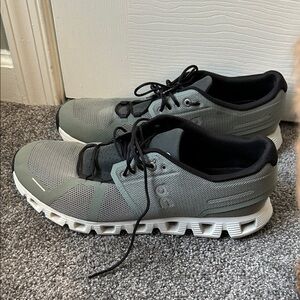 Men's Athletic Shoes in Gray and Black
